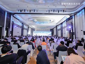 云創(chuàng)大數(shù)據(jù)代表合作伙伴在江蘇鯤鵬昇騰生態(tài)大會作報(bào)告